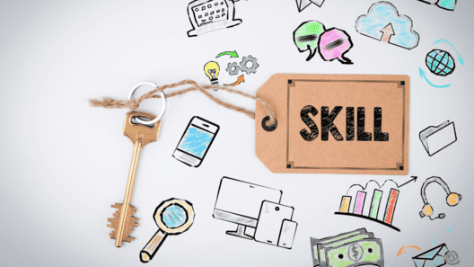 ITに関するアイコンが書かれている背景。鍵に”SKILL”と書かれた紙が紐で結びつけられている画像。