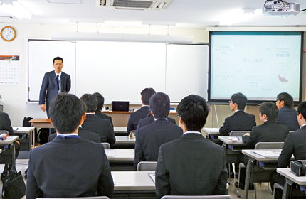 採用担当者が来校し学内で説明会を開催